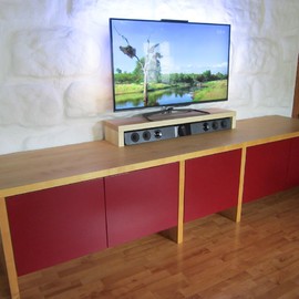 TV Möbel in Ahorn massiv, geölt mit Kunstharzfronten.